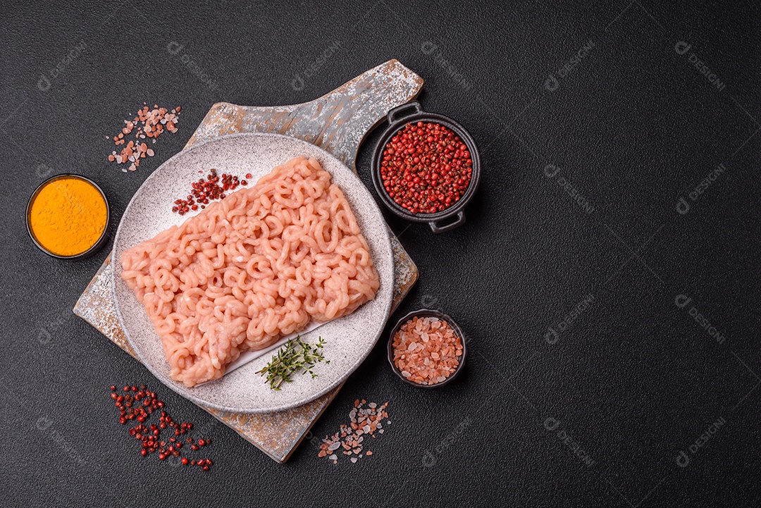 A imagem mostra ingredientes para preparar uma refeição, com destaque para a carne moída