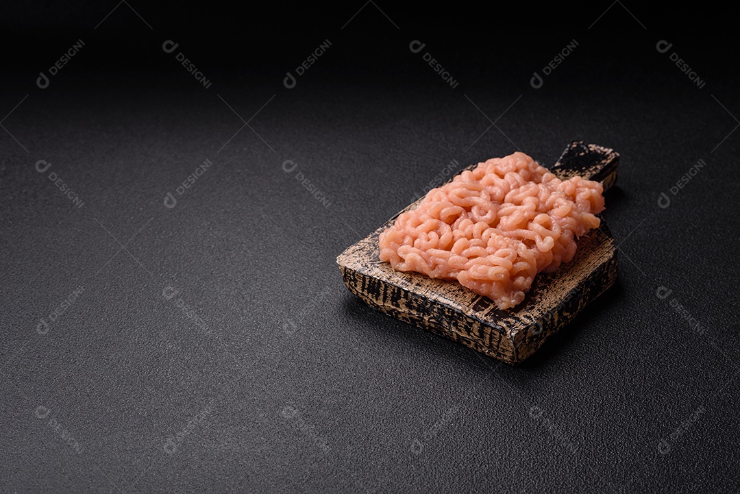 A imagem mostra carne moída crua, um ingrediente versátil e popular na culinária mundial.