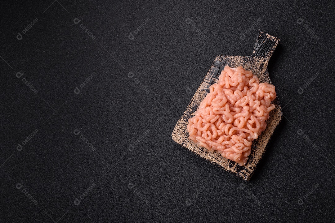 A imagem mostra ingredientes para preparar uma refeição, com destaque para a carne moída