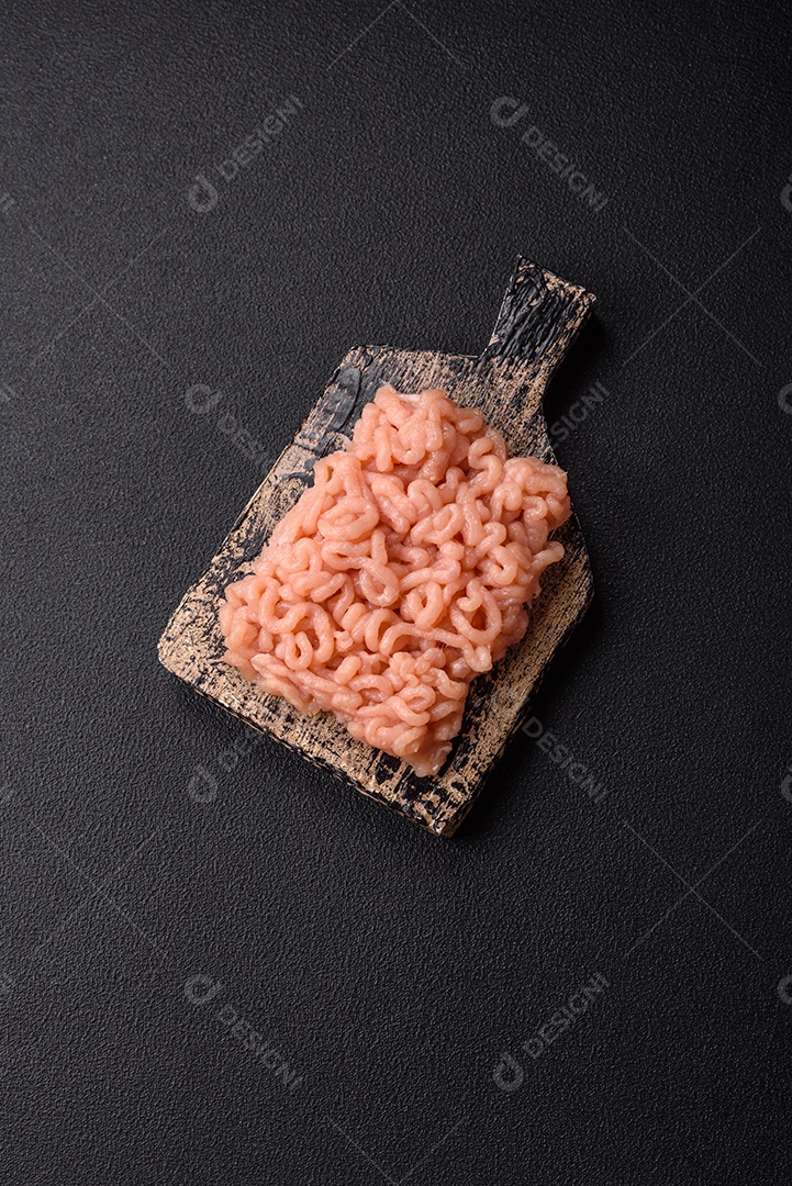 A imagem mostra ingredientes para preparar uma refeição, com destaque para a carne moída