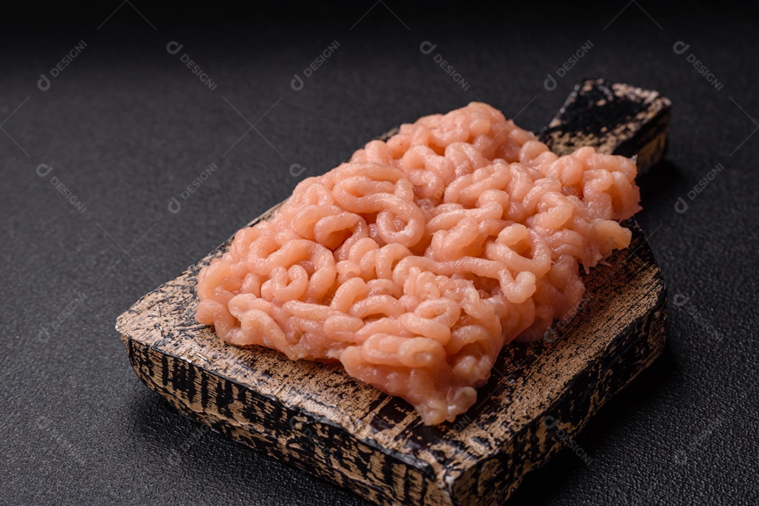 A imagem mostra ingredientes para preparar uma refeição, com destaque para a carne moídaNj