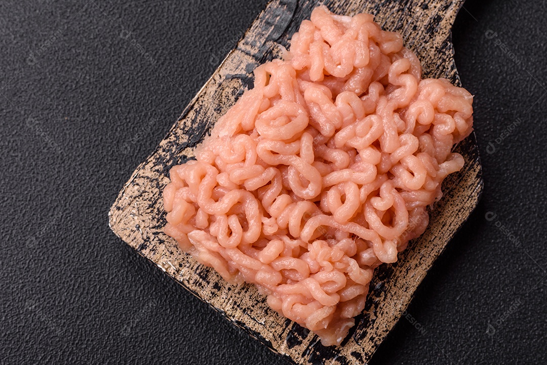 A imagem mostra ingredientes para preparar uma refeição, com destaque para a carne moída