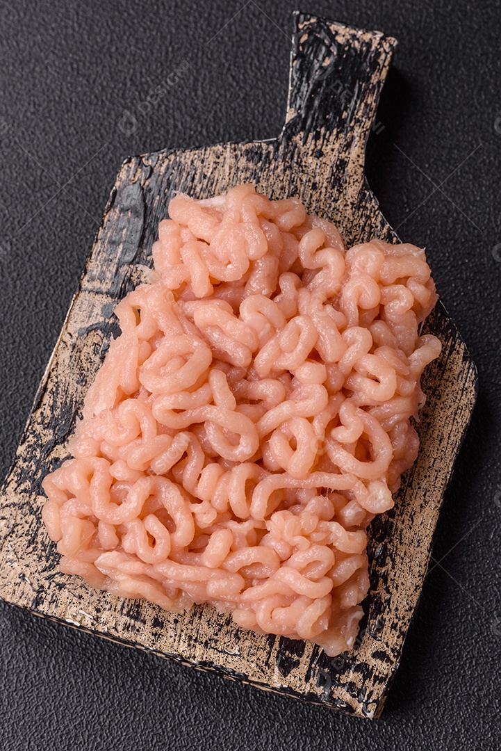 A imagem mostra ingredientes para preparar uma refeição, com destaque para a carne moída