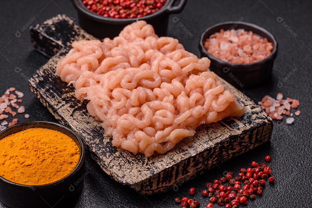 A imagem mostra ingredientes para preparar uma refeição, com destaque para a carne moída