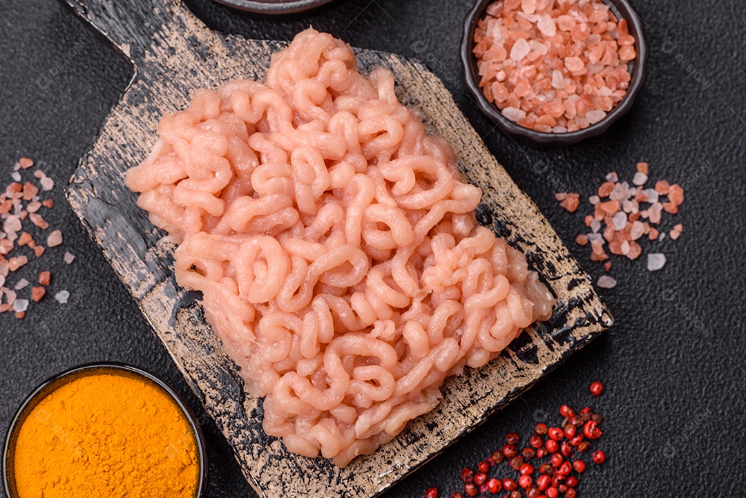 A imagem mostra ingredientes para preparar uma refeição, com destaque para a carne moída