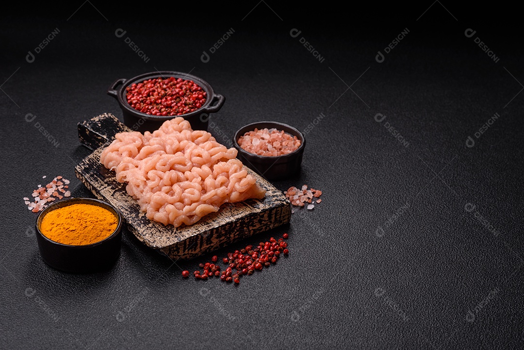 A imagem mostra ingredientes para preparar uma refeição, com destaque para a carne moída