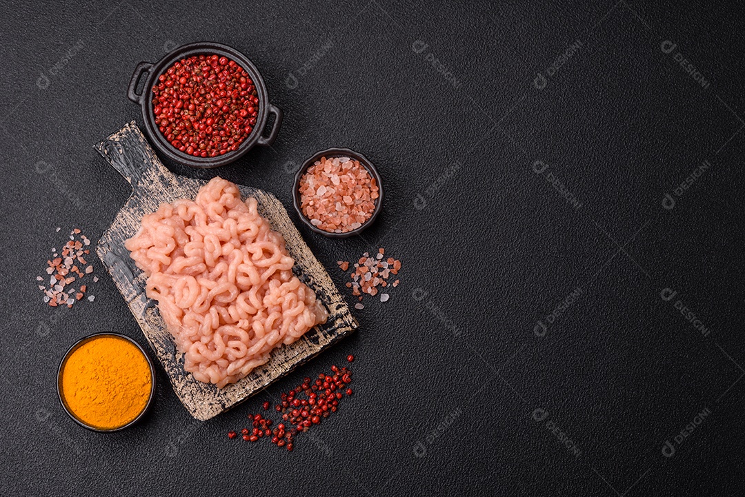 A imagem mostra ingredientes para preparar uma refeição, com destaque para a carne moída