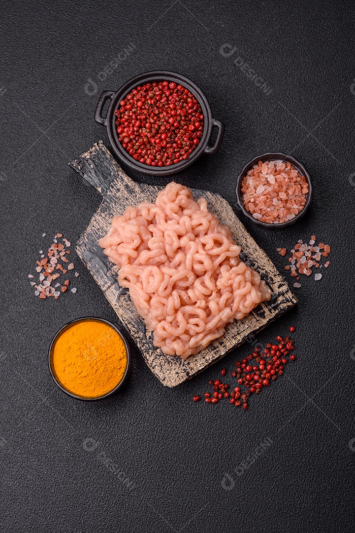 A imagem mostra ingredientes para preparar uma refeição, com destaque para a carne moída