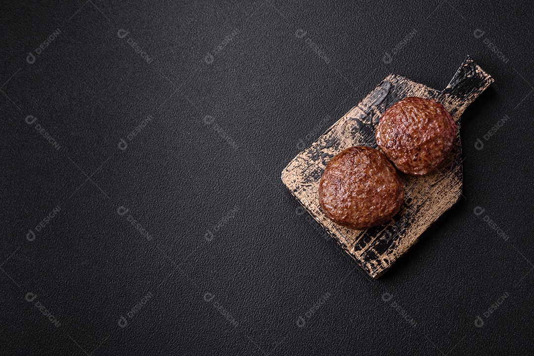 A imagem mostra bifes de hambúrguer de carne moída.