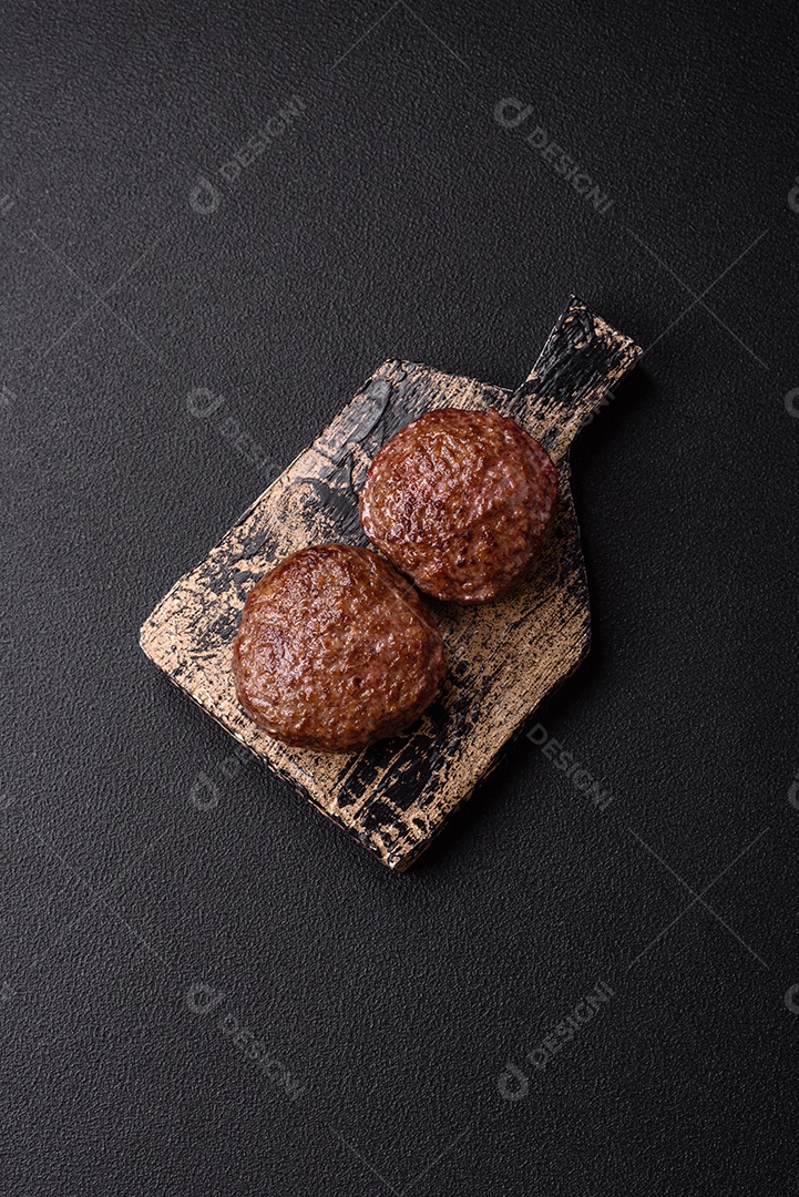 A imagem mostra bifes de hambúrguer de carne moída.