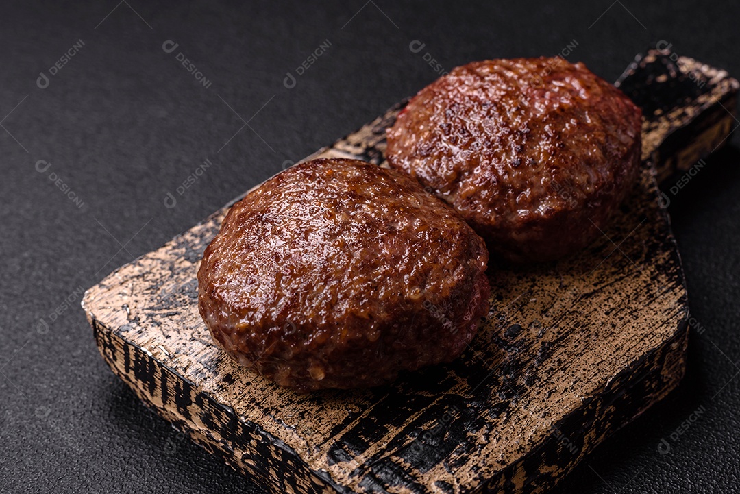 A imagem mostra bifes de hambúrguer de carne moída.