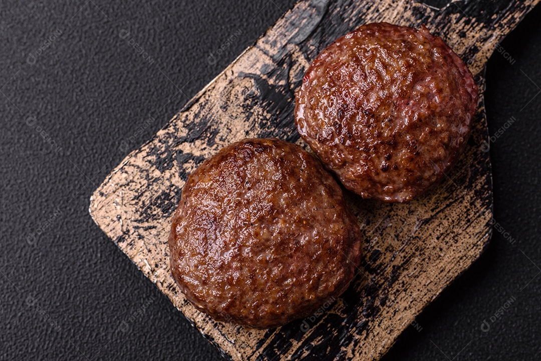 A imagem mostra bifes de hambúrguer de carne moída.