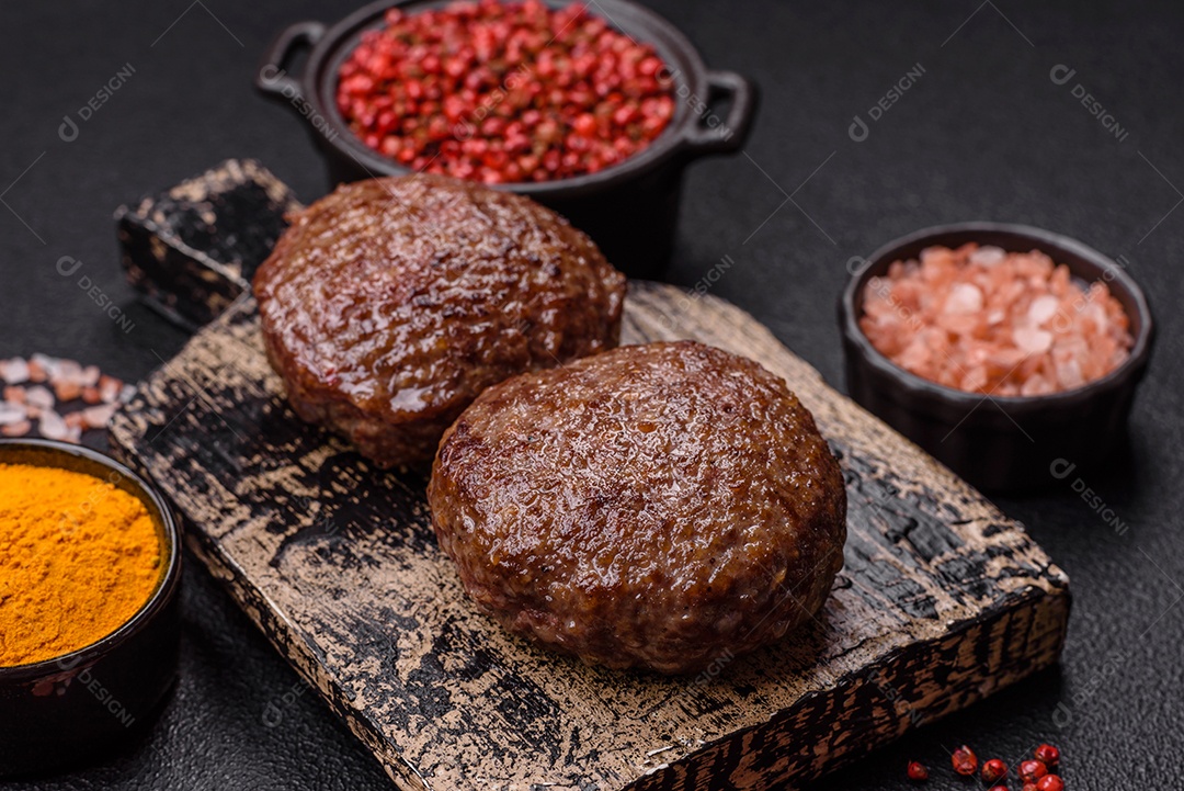 A imagem mostra bifes de hambúrguer de carne moída.