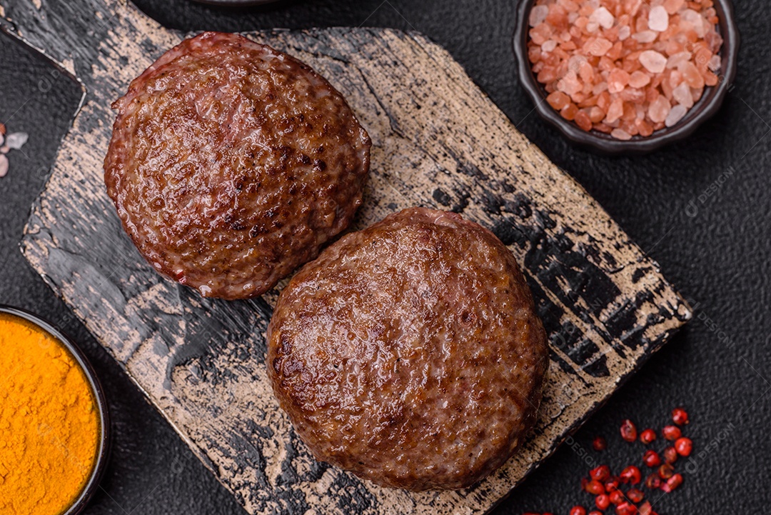 A imagem mostra bifes de hambúrguer de carne moída.