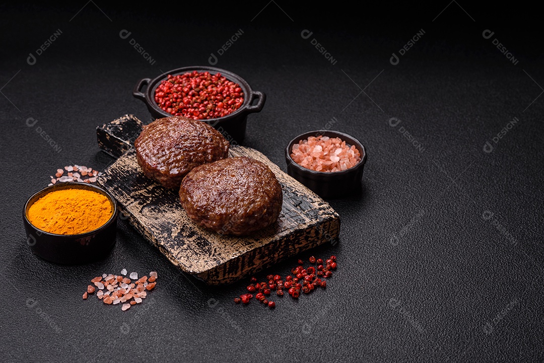 A imagem mostra bifes de hambúrguer de carne moída.