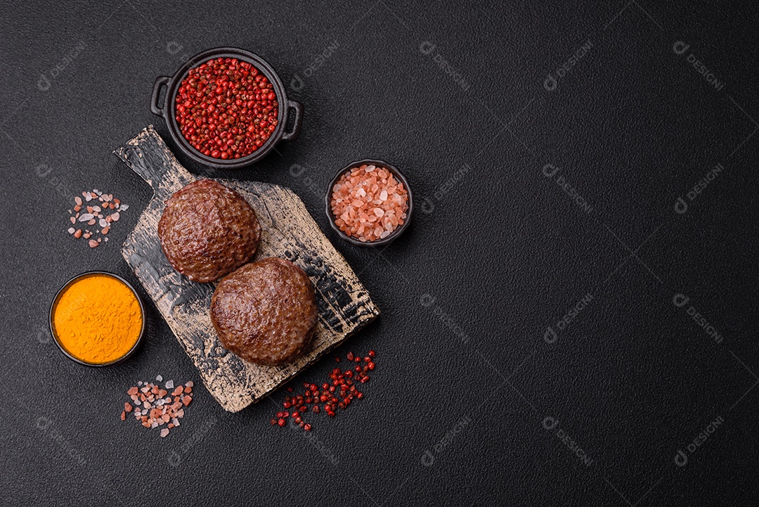 A imagem mostra bifes de hambúrguer de carne moída.