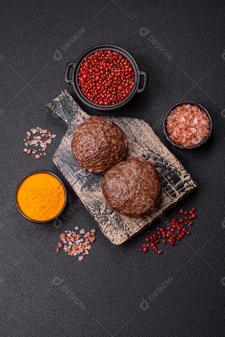 A imagem mostra bifes de hambúrguer de carne moída.