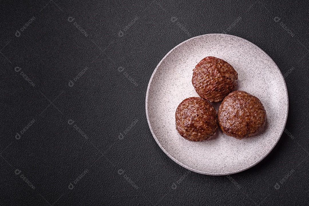 A imagem mostra bifes de hambúrguer de carne moída.