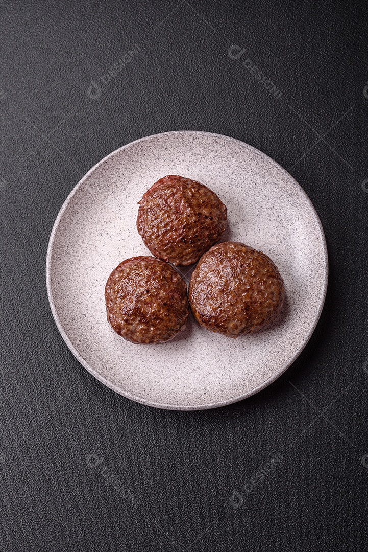 A imagem mostra bifes de hambúrguer de carne moída.