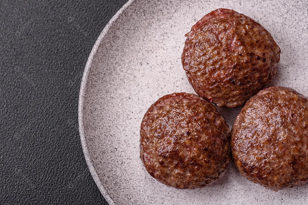 A imagem mostra bifes de hambúrguer de carne moída.