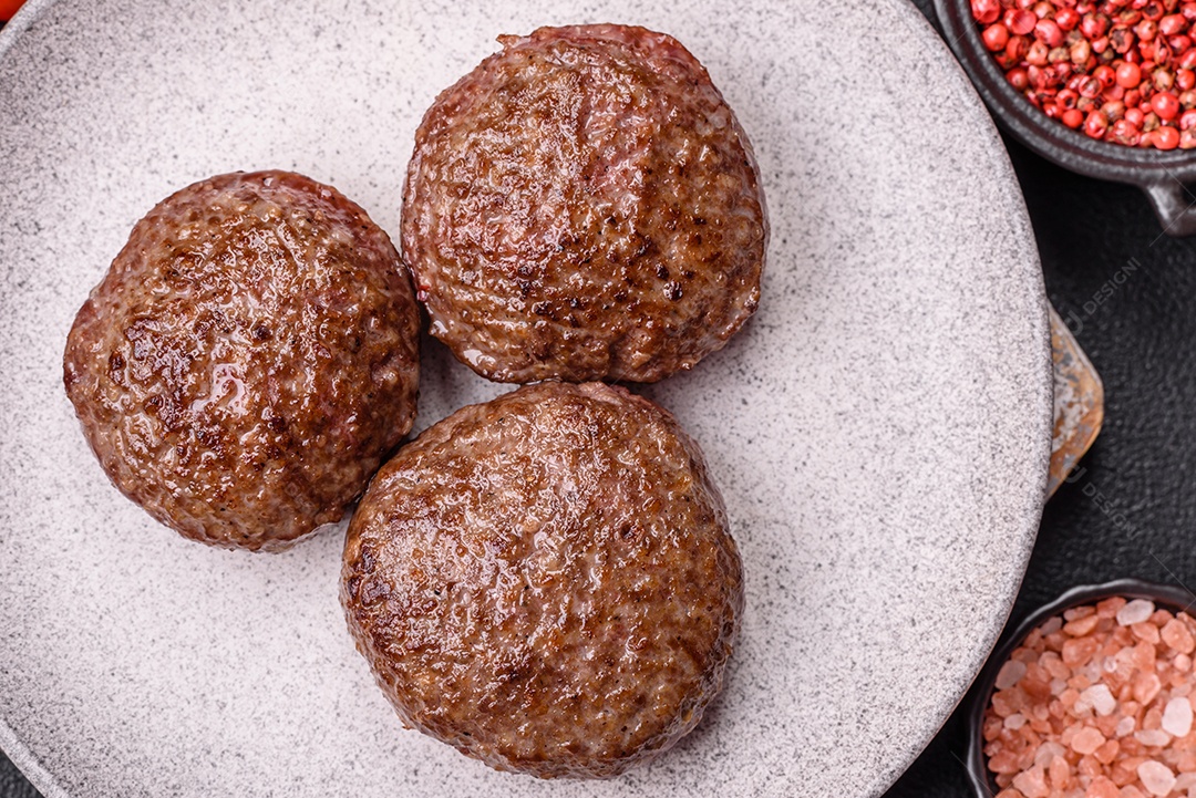 A imagem mostra bifes de hambúrguer de carne moída.