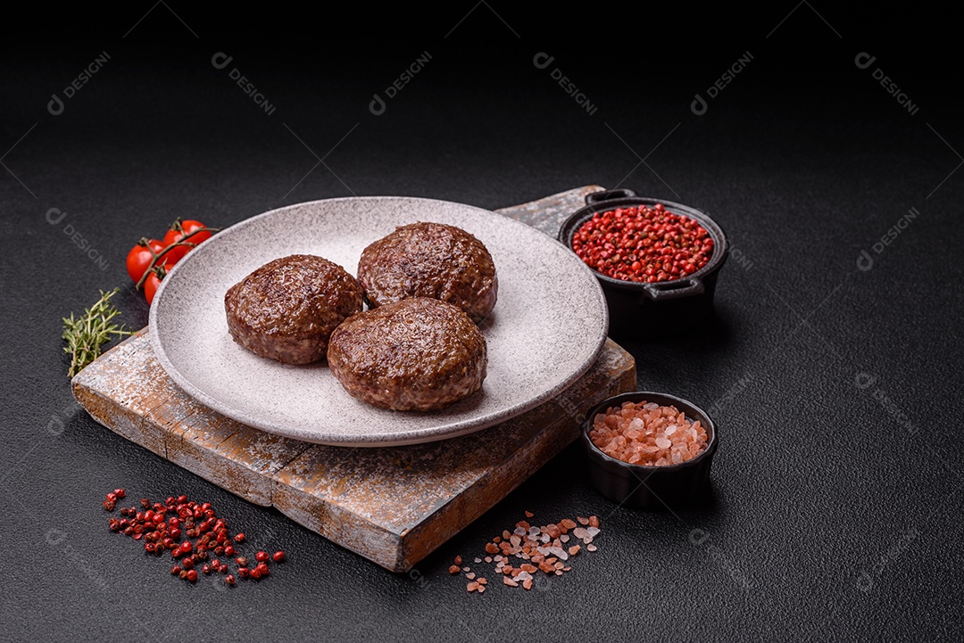 A imagem mostra bifes de hambúrguer de carne moída.