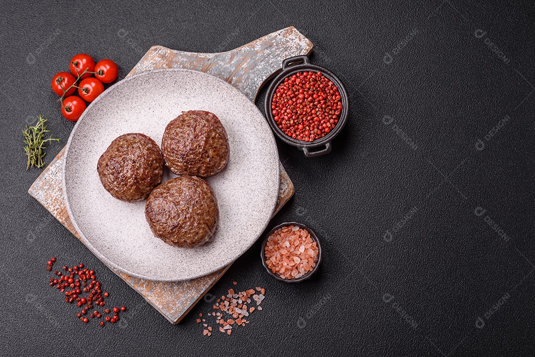 A imagem mostra bifes de hambúrguer de carne moída.