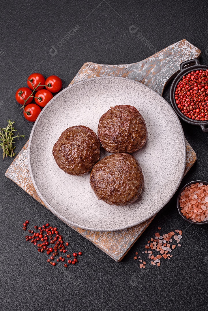 A imagem mostra bifes de hambúrguer de carne moída.