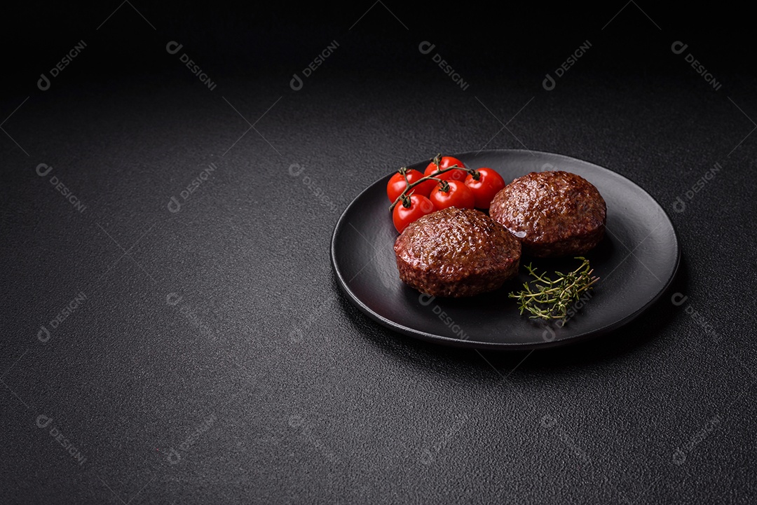 A imagem mostra dois hambúrgueres (ou bifes de carne moída) em um prato preto, acompanhados por tomates cereja