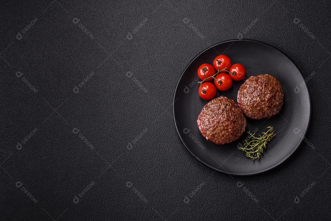 A imagem mostra bifes de hambúrguer de carne moída.