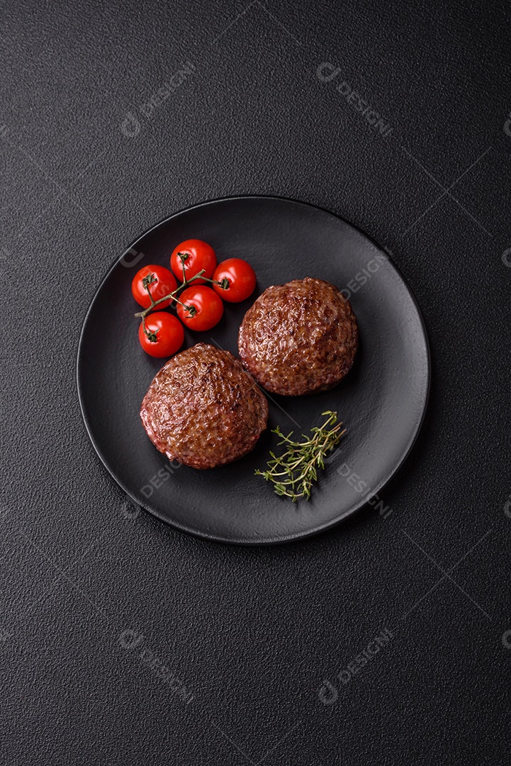 A imagem mostra bifes de hambúrguer de carne moída.