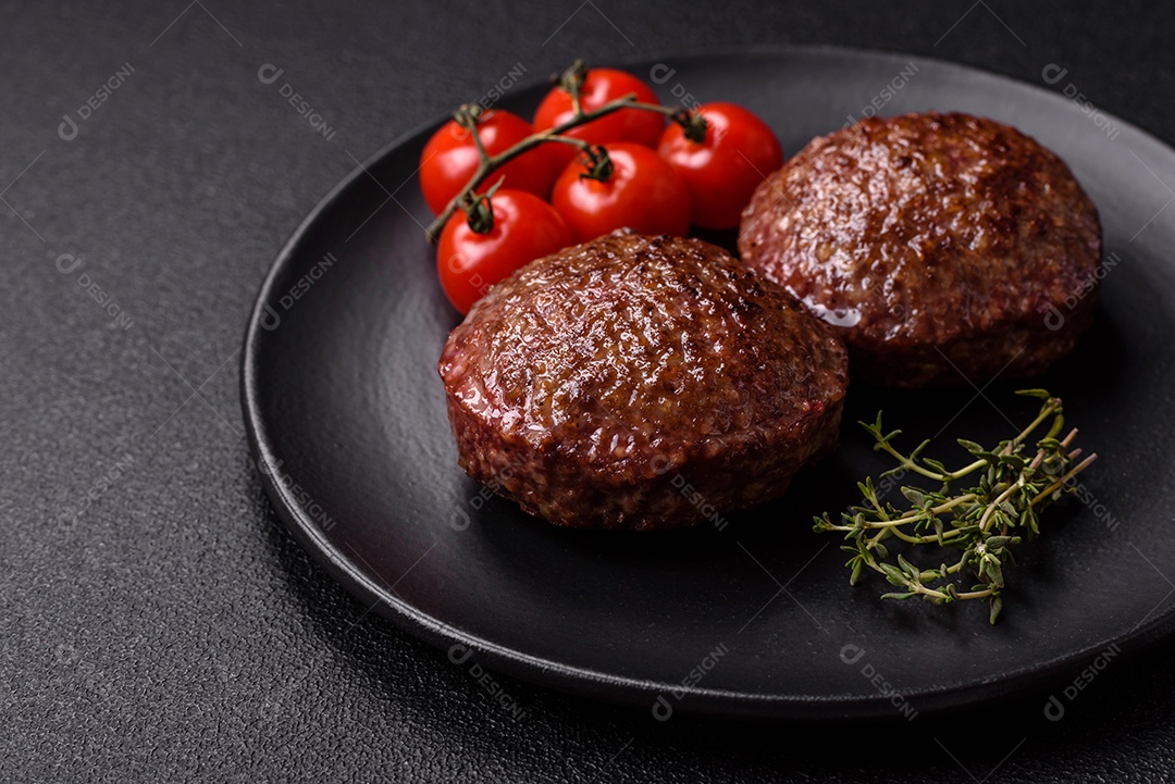 A imagem mostra bifes de hambúrguer de carne moída.