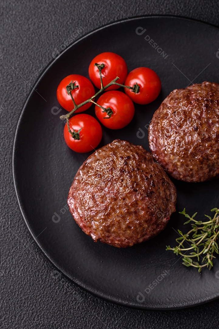 A imagem mostra bifes de hambúrguer de carne moída.