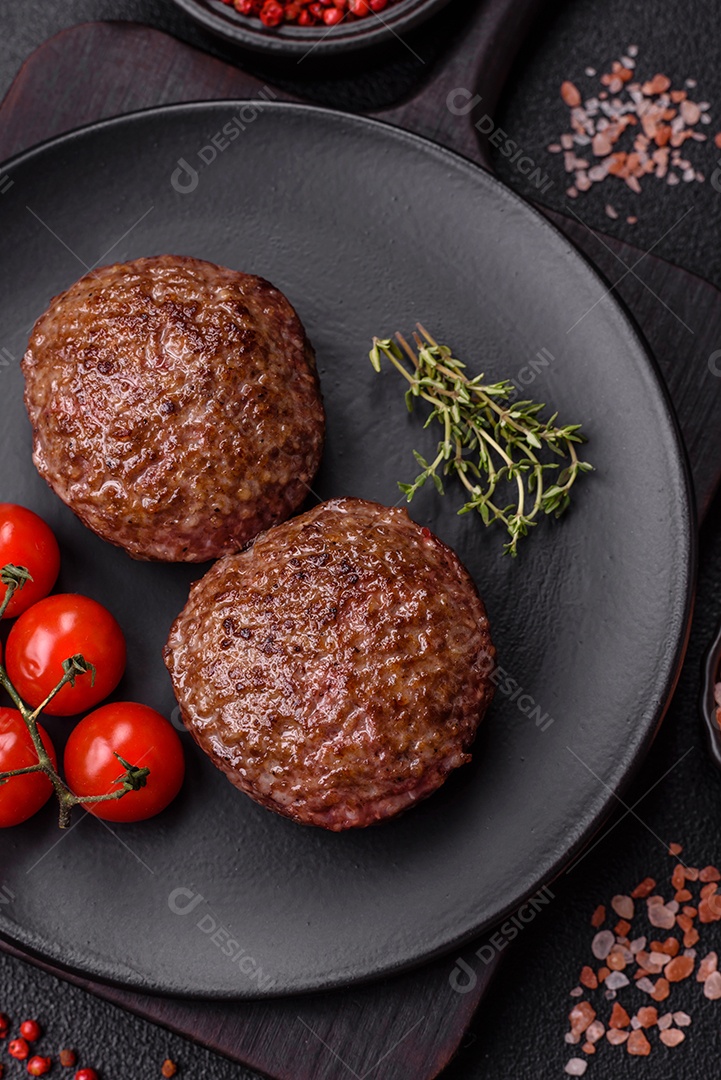 A imagem mostra bifes de hambúrguer de carne moída.