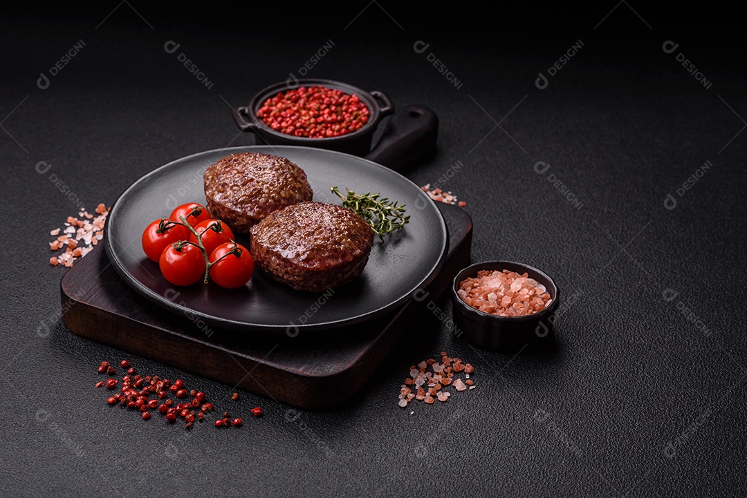 A imagem mostra bifes de hambúrguer de carne moída.