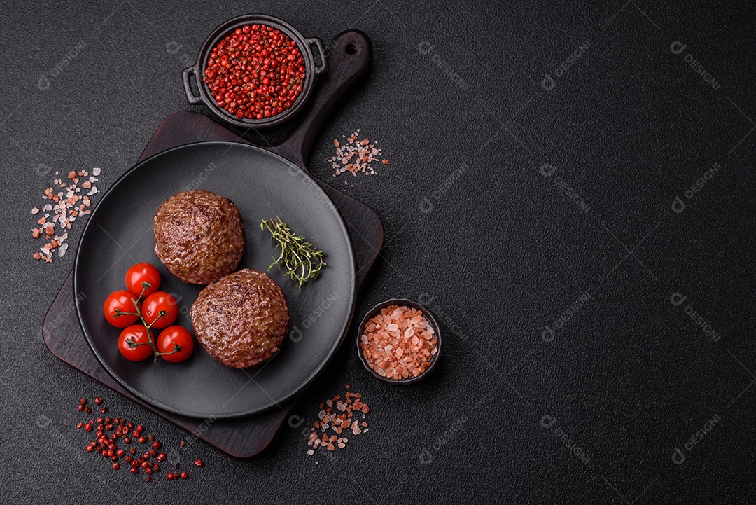 A imagem mostra bifes de hambúrguer de carne moída.