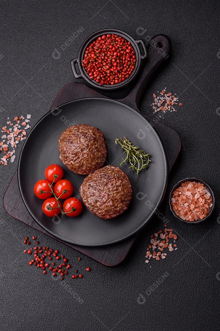 A imagem mostra bifes de hambúrguer de carne moída.