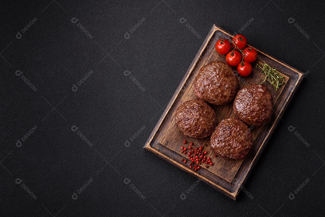 A imagem mostra bifes de hambúrguer de carne moída.