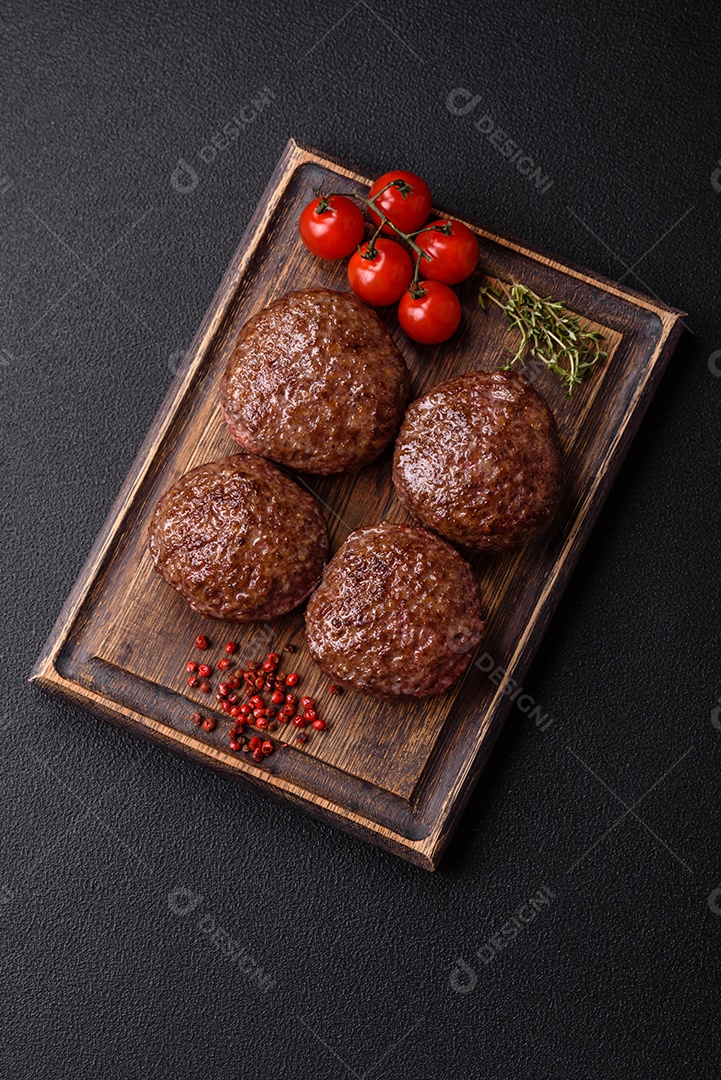 A imagem mostra bifes de hambúrguer de carne moída.