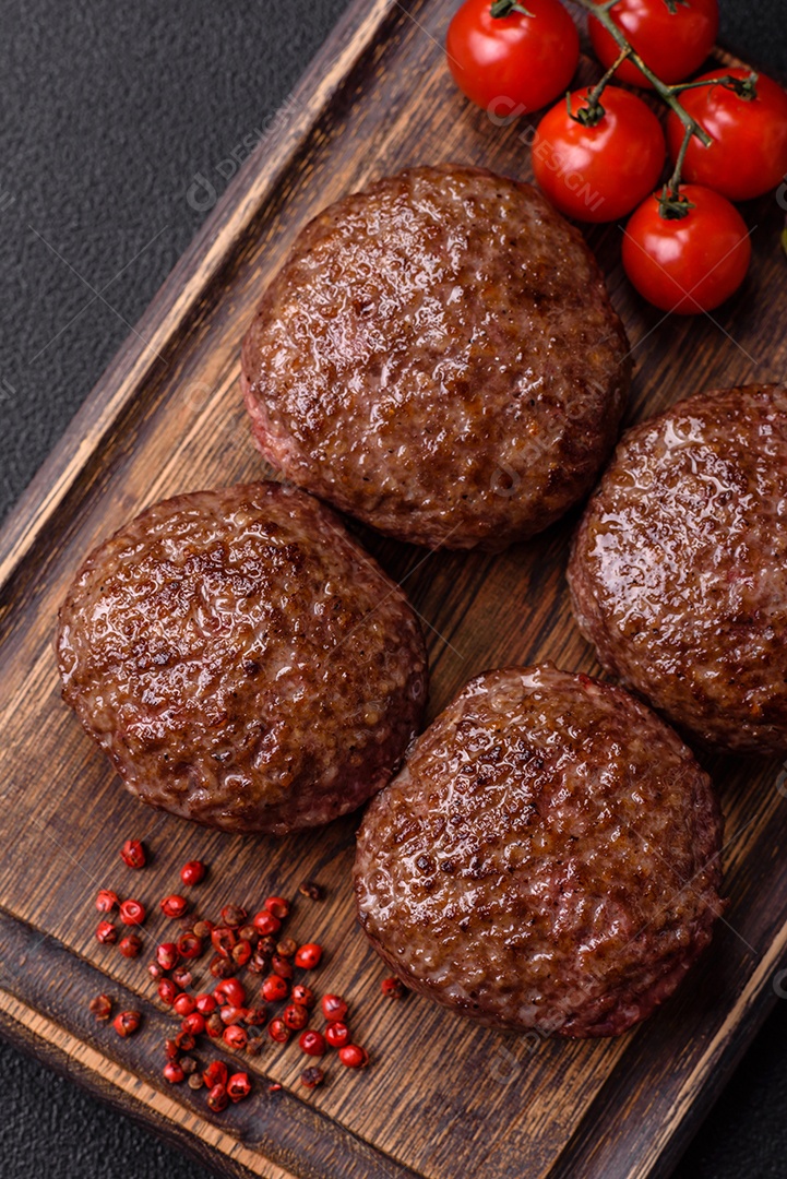 A imagem mostra bifes de hambúrguer de carne moída.