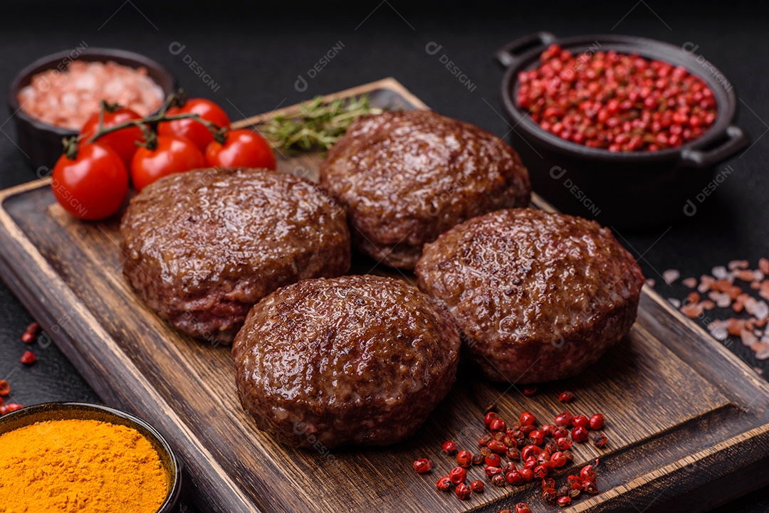 A imagem mostra bifes de hambúrguer de carne moída.