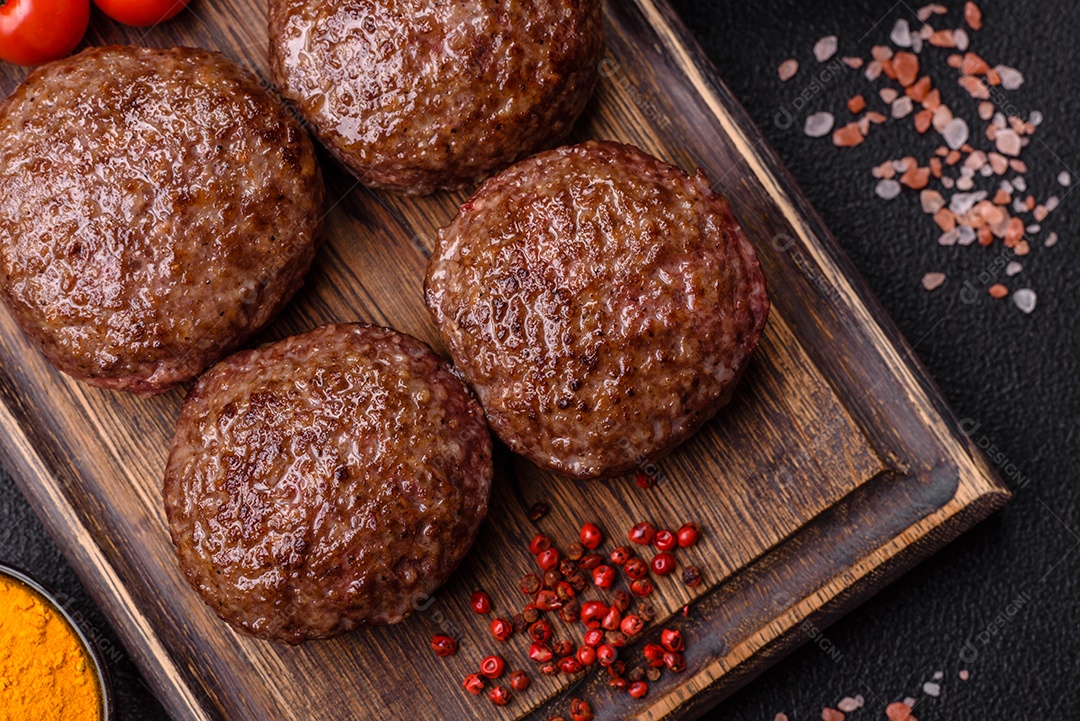 A imagem mostra bifes de hambúrguer de carne moída.