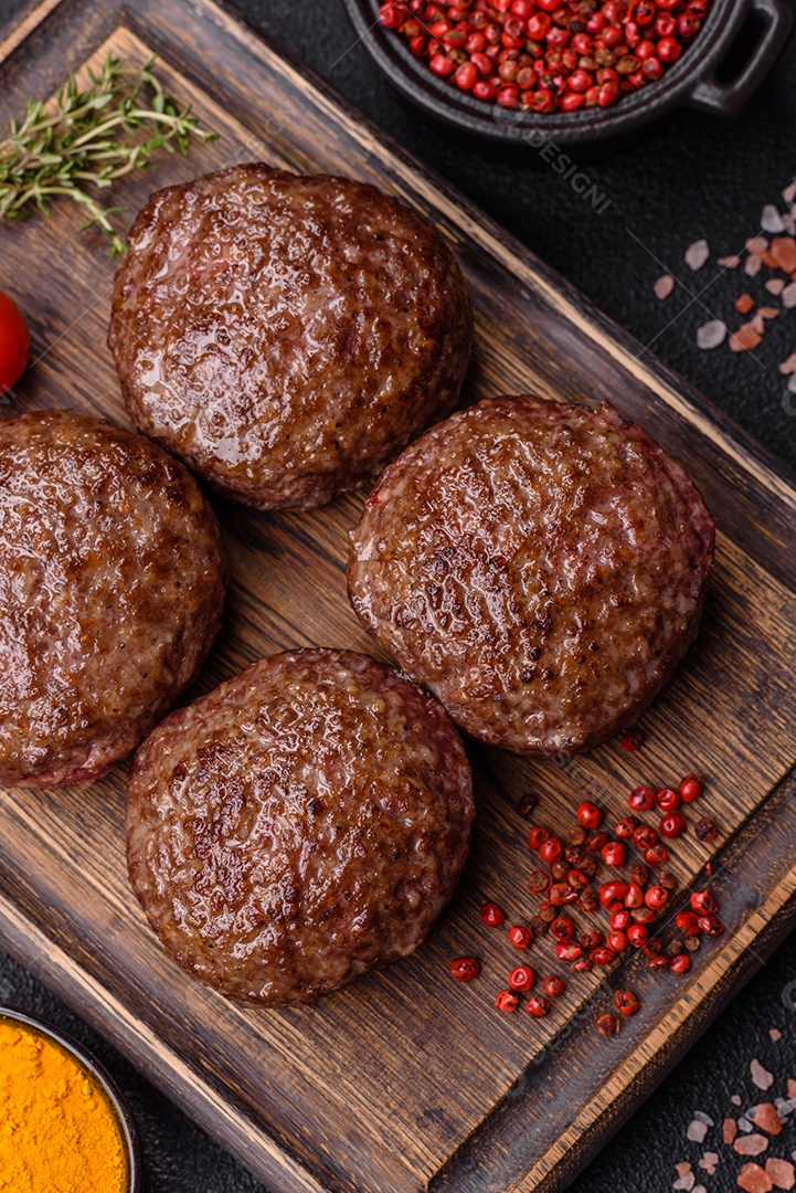 A imagem mostra bifes de hambúrguer de carne moída.