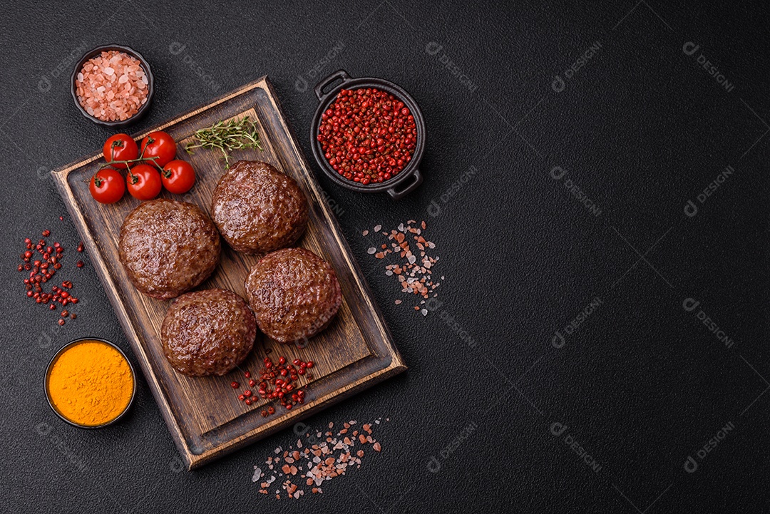 A imagem mostra bifes de hambúrguer de carne moída.