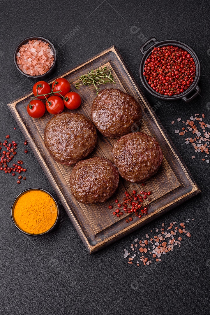 A imagem mostra bifes de hambúrguer de carne moída.