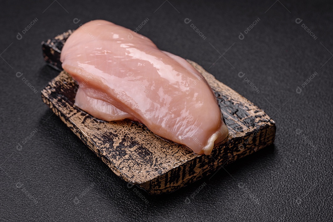 A imagem mostra sobrecoxas de frango desossadas e sem pele, prontas para preparo.