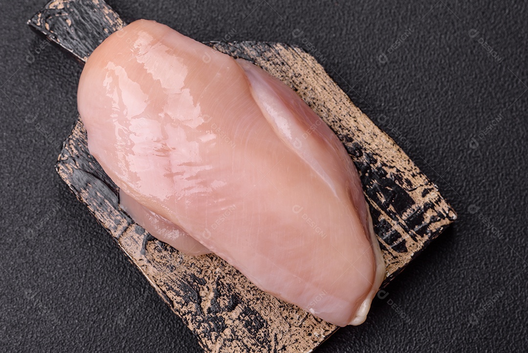 A imagem mostra sobrecoxas de frango desossadas e sem pele, prontas para preparo.