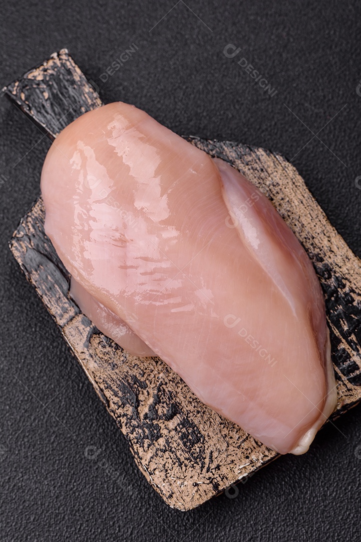 A imagem mostra sobrecoxas de frango desossadas e sem pele, prontas para preparo.