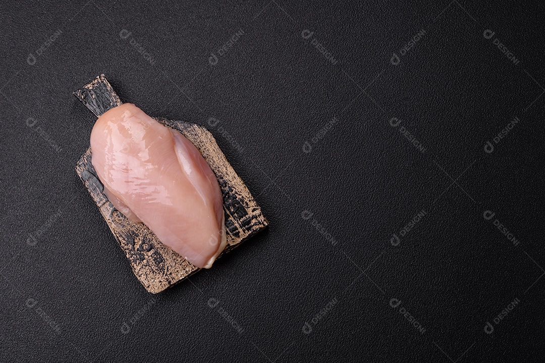 A imagem mostra sobrecoxas de frango desossadas e sem pele, prontas para preparo.