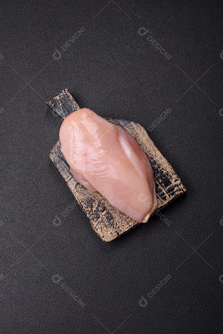 A imagem mostra sobrecoxas de frango desossadas e sem pele, prontas para preparo.